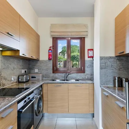 Lovely Ground Floor Pomos With Private Garden And Communal Pool - Aphrodite Hills Kouklia