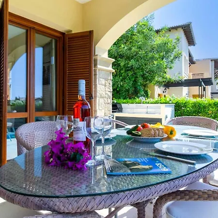 Apartment Lovely Ground Floor Pomos With Private Garden And Communal Pool - Aphrodite Hills