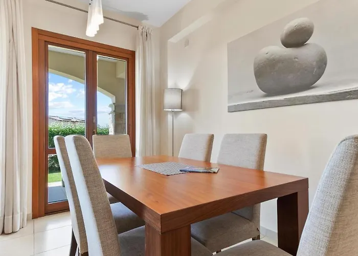 Lovely Ground Floor Pomos With Private Garden And Communal Pool - Aphrodite Hills Lägenhet