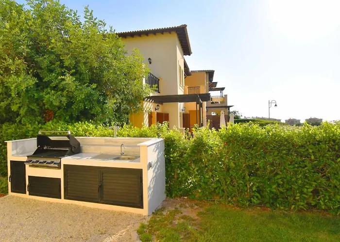 Lovely Ground Floor Pomos With Private Garden And Communal Pool - Aphrodite Hills アパート *